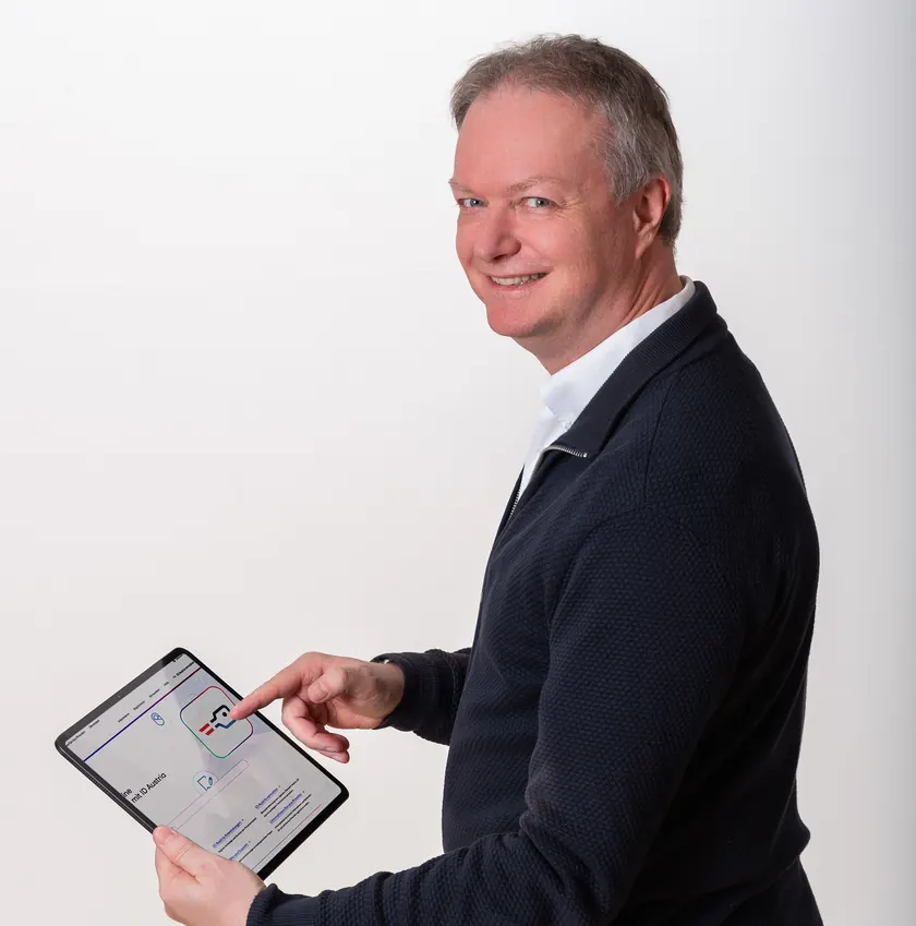 Martin Heiss erklärt einer Kundin EDV-Hilfe auf einem Tablet